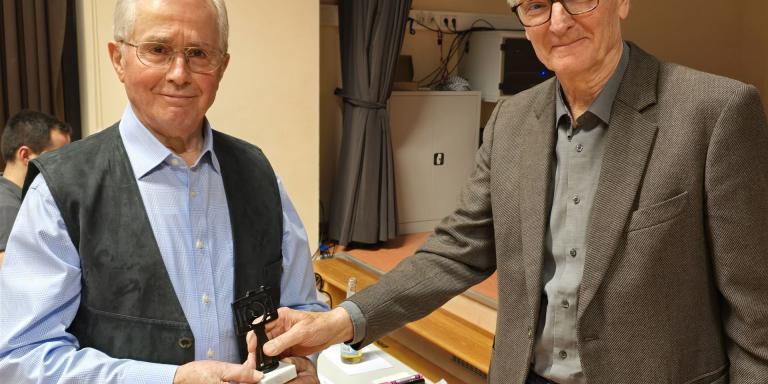 Vorsitzender Thomas Prochazka dankte am Ende des Film- und Liederabends Artur Ruppert herzlich mit einem Präsent.