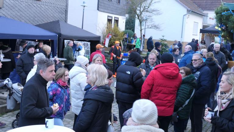 Viel Gedränge auf dem Brunnenplatz in Frankenbach