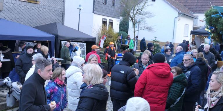 Viel Gedränge auf dem Brunnenplatz in Frankenbach
