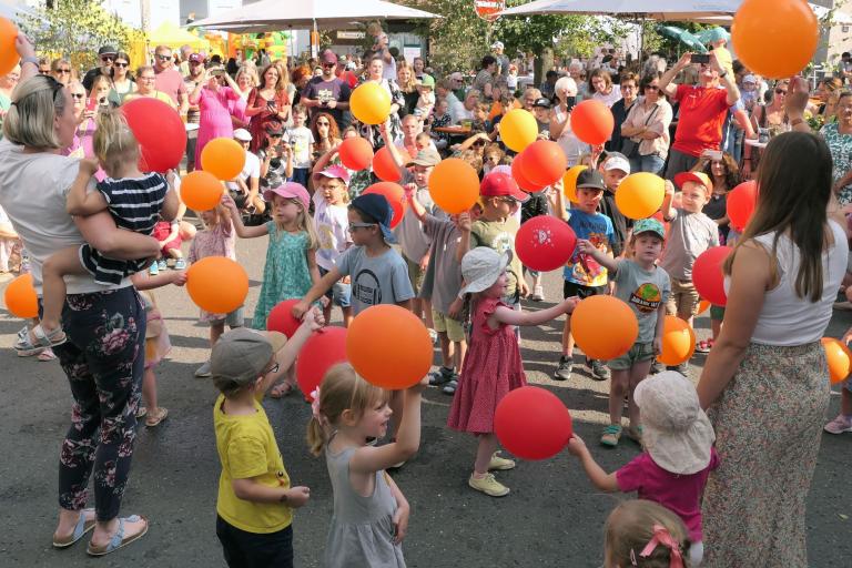 Kinder der evangelischen KiTa „Zum Fuchsbau“, beim Luftballontanz