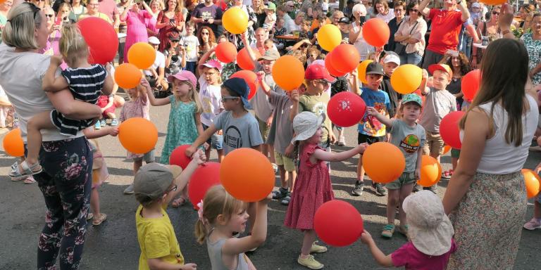 Kinder der evangelischen KiTa „Zum Fuchsbau“, beim Luftballontanz