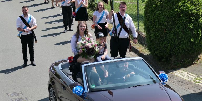 Das teuerste Mädchen im Cabrio auf dem Weg zum Kirmeszelt. 