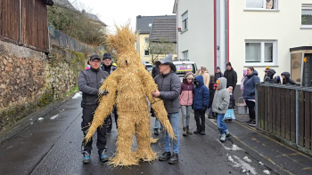 Der Königsberger Strohbär wurde diesmal von Björn Schepp für diese nicht ganz einfache Aufgabe verkörpert.