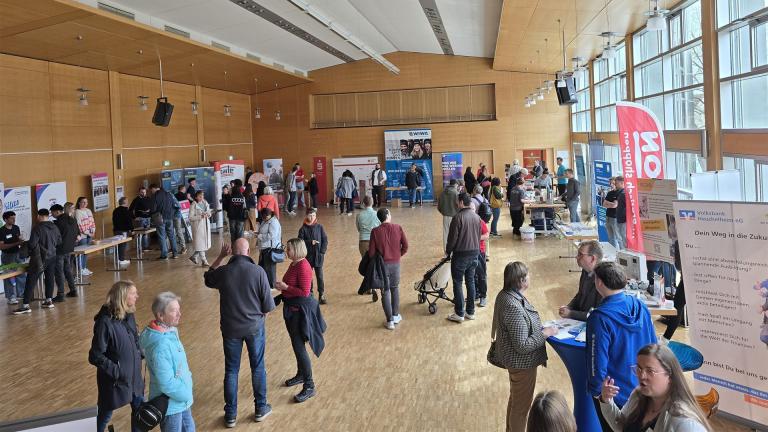 Interessierte beim 2. Karrieretag im Bürgerhaus Rodheim