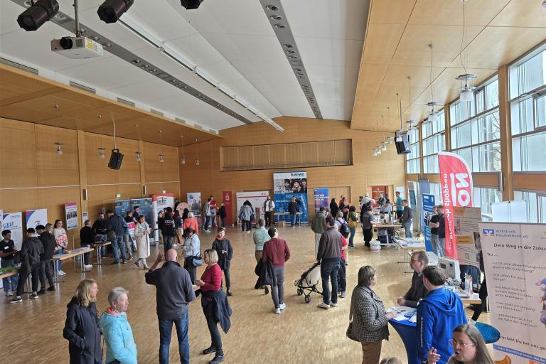 Interessierte beim 2. Karrieretag im Bürgerhaus Rodheim
