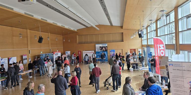 Interessierte beim 2. Karrieretag im Bürgerhaus Rodheim