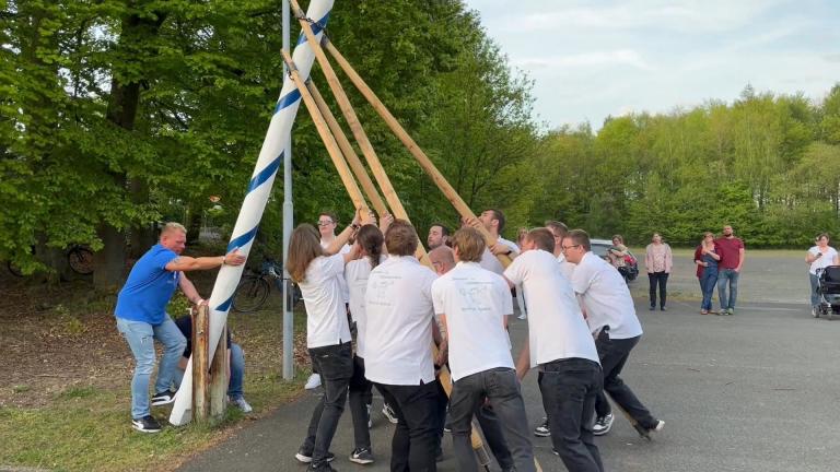 Maibaum Aufstellung der KSG Bieber