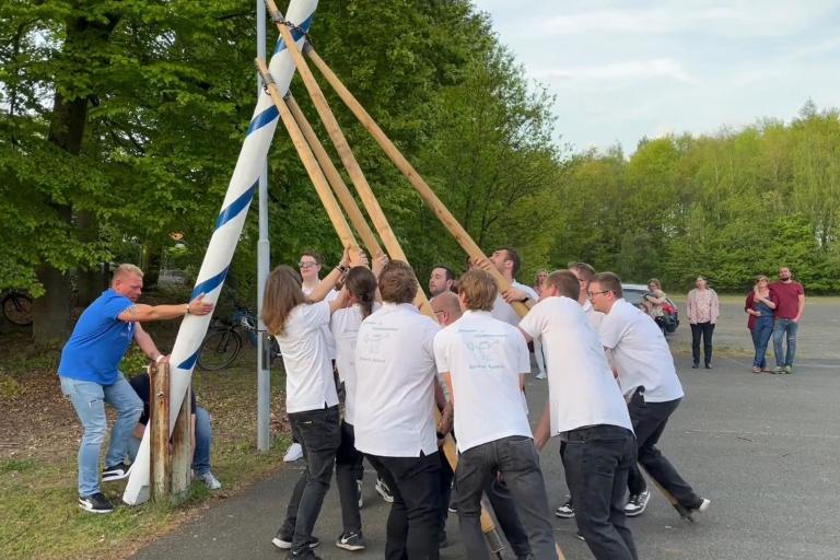 Maibaum Aufstellung der KSG Bieber