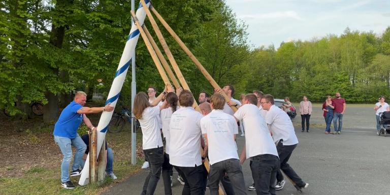 Maibaum Aufstellung der KSG Bieber
