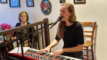 Musikerin Jördis Tielsch im Kirchlein