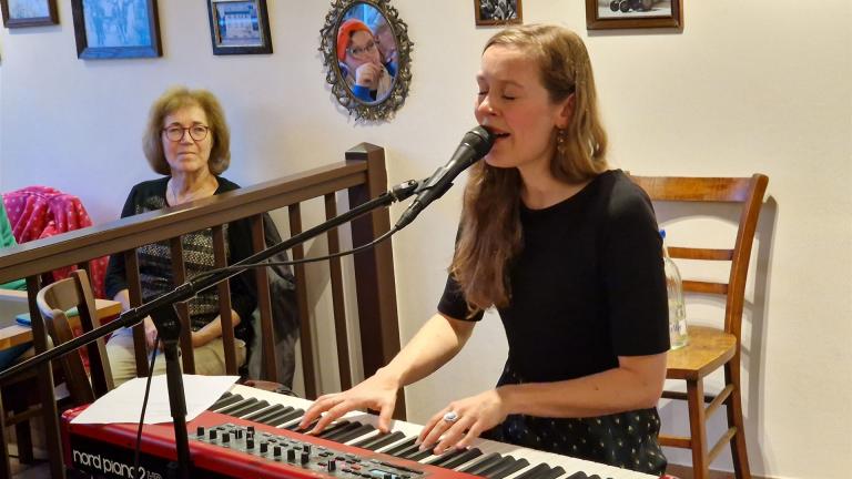 Musikerin Jördis Tielsch im Kirchlein