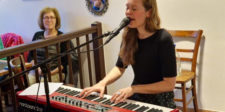 Musikerin Jördis Tielsch im Kirchlein