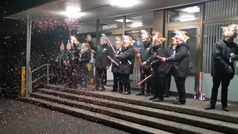 Narren stürmen Biebertaler Rathaus