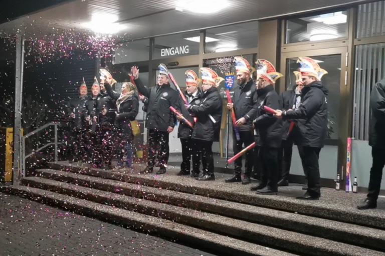 Narren stürmen Biebertaler Rathaus