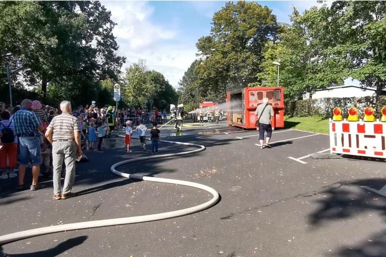 Schau-Löschübung der Feuerwehr Fellingshausen