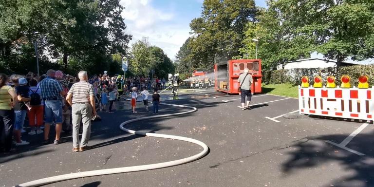 Schau-Löschübung der Feuerwehr Fellingshausen