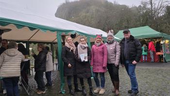 Die Vertreter der Ortsvereine und Bürgermeisterin Patricia Ortmann vor Kulisse des Vetzberg-Turmes