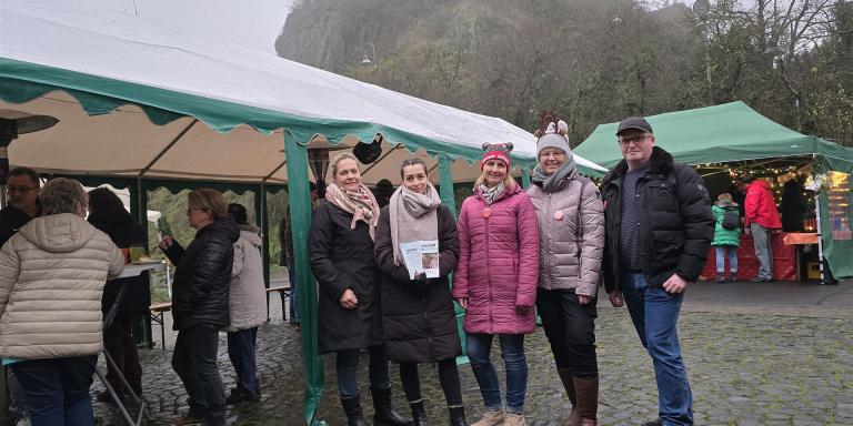 Die Vertreter der Ortsvereine und Bürgermeisterin Patricia Ortmann vor Kulisse des Vetzberg-Turmes