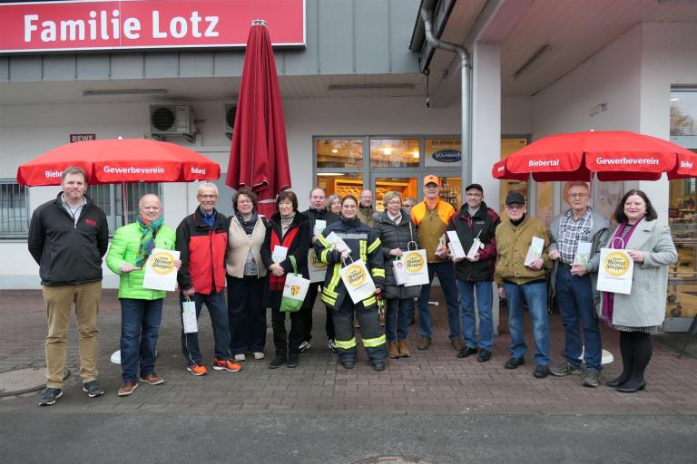 Preisübergabe an die Gewinner der Aktion „Heimat shoppen in Biebertal“