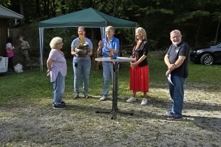 Landrätin Anita Schneider feiert mit dem Verein Archäologie Gleiberger Land