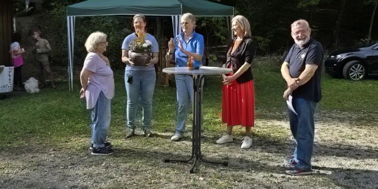 Landrätin Anita Schneider feiert mit dem Verein Archäologie Gleiberger Land