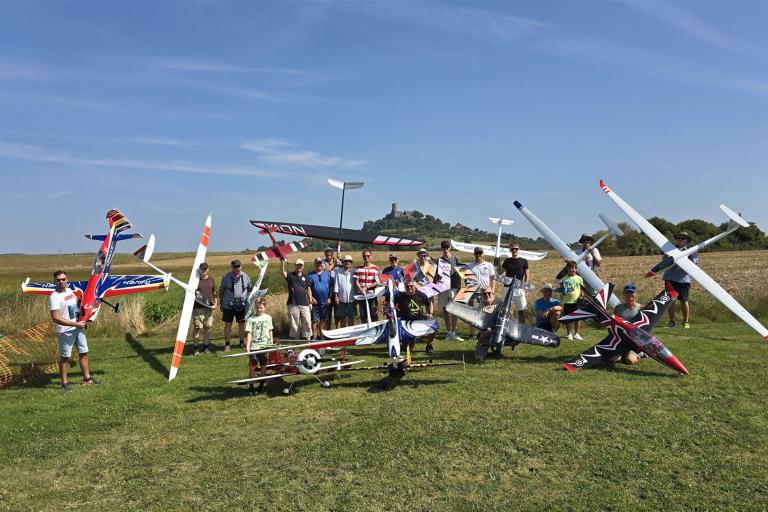 Mitglieder des Modellflugvereins Biebertal vor der Kulisse des Gleibergs