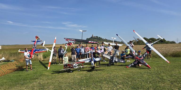 Mitglieder des Modellflugvereins Biebertal vor der Kulisse des Gleibergs