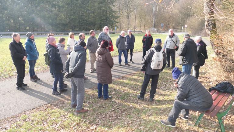 Dr. Gunnar Dillmann informierte über 20 Teilnehmer auf dem Planetenweg