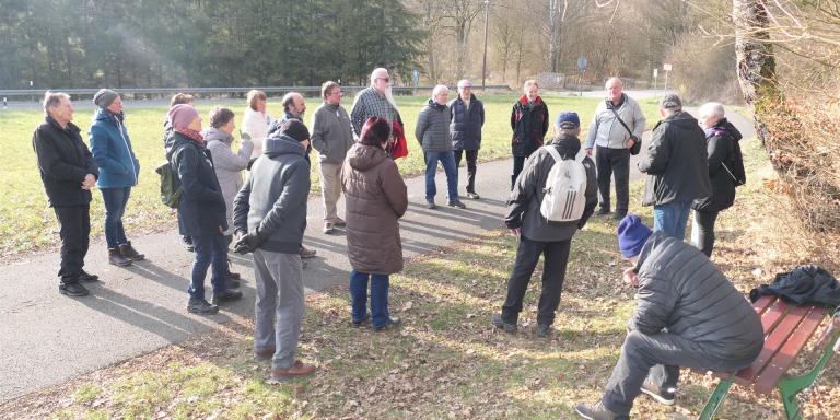 Dr. Gunnar Dillmann informierte über 20 Teilnehmer auf dem Planetenweg