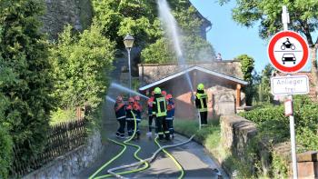 Wasser marsch aus allen Rohren beim Pfingstspritzen in Königsberg.